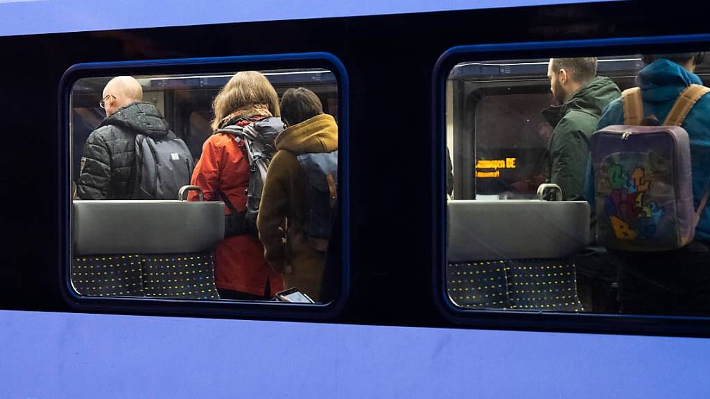 Aufgrund der Streckensperrung kam es im Fernverkehr zu Verspätungen von 15 Minuten. (Archivbild)