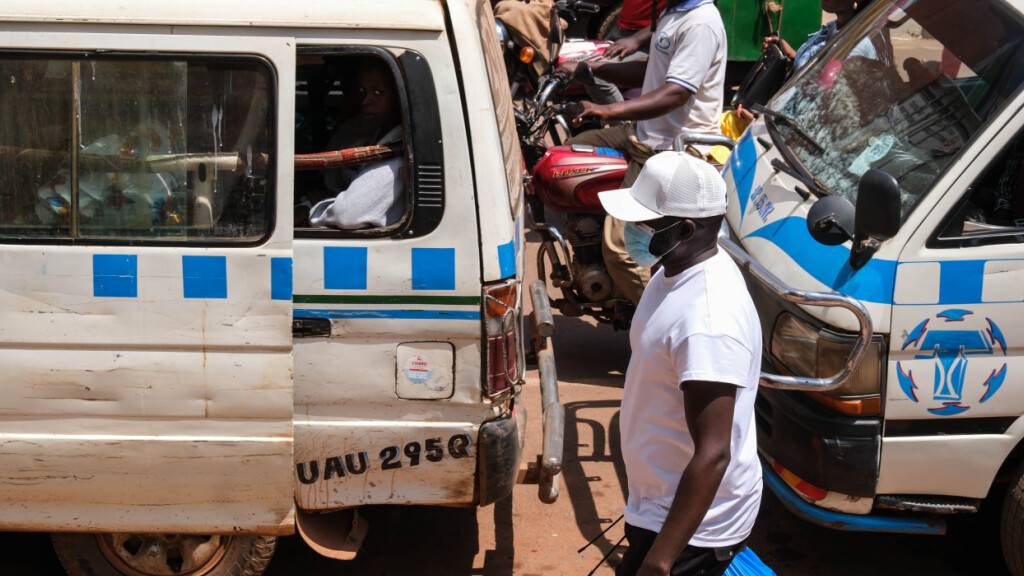 dpatopbilder - Ein Mann mit einer Schutzmaske geht eine belebte Straße in Kampala, Uganda, entlang. Die Weltgesundheitsorganisation hat wegen eines Ebola-Ausbruchs in der Demokratischen Republik Kongo und Uganda den internationalen Gesundheitsnotstand ausgerufen. Foto: Hajarah Nalwadda/AP/dpa