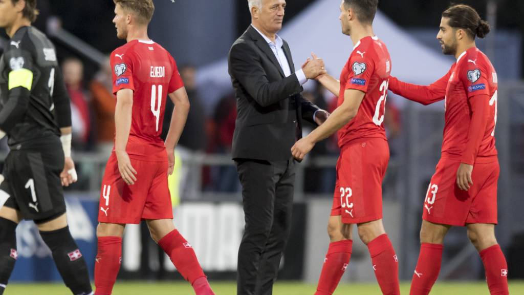 Vladimir Petkovic beglückwünscht seine Spieler zur Leistung gegen Gibraltar