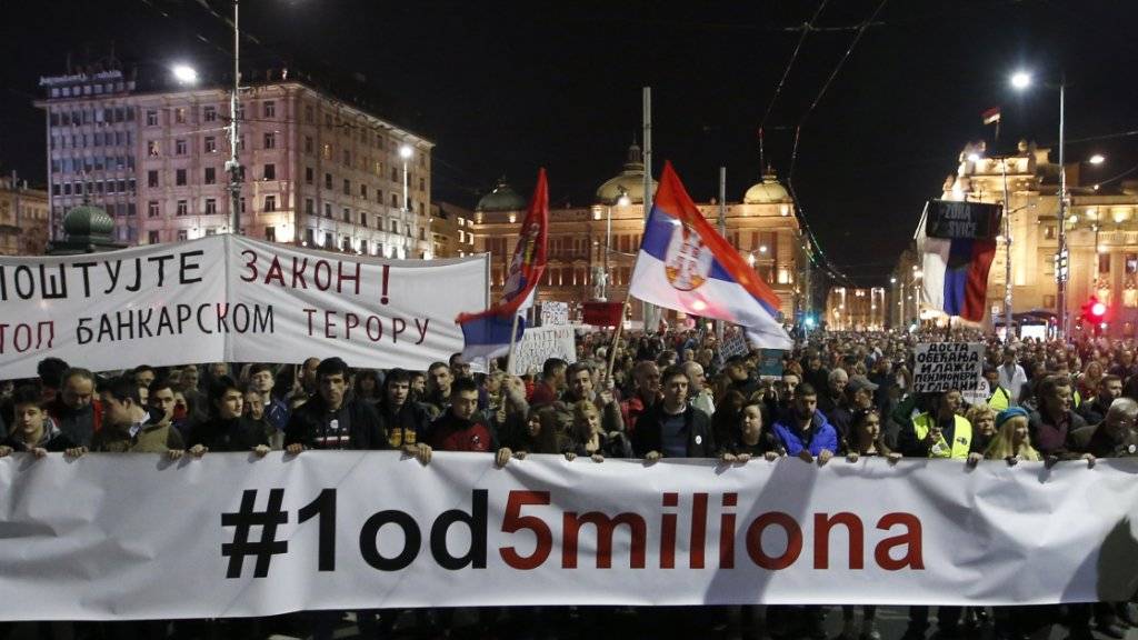 Tausende forderten am Samstag in Belgrad an einer Kundgebung faire Rahmenbedingungen für Wahlen. Sie werfen dem öffentlich-rechtlichen TV-Sender eine Bevorzugung des amtierenden Präsidenten Vucic vor.