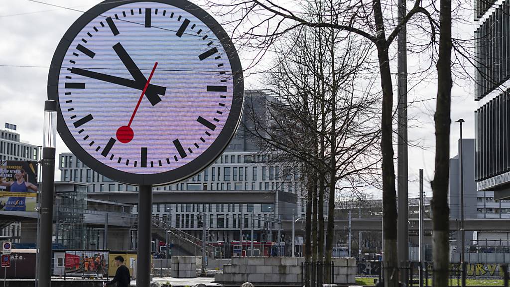 Die überdimensionale Uhr neben dem Hauptsitz der SBB nahe dem Bahnhof Bern-Wankdorf. (Archivbild)