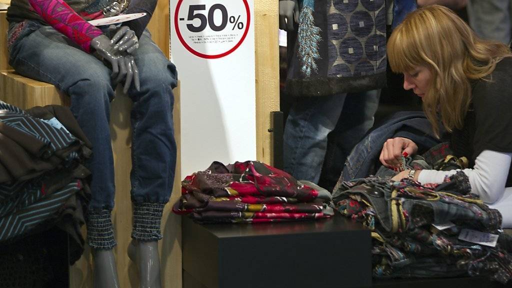 Eine Kundin sieht sich die Kleider im Ausverkauf an. Im Januar sanken die Preise für Bekleidung um 7,8 Prozent im Vergleich zum Dezember.