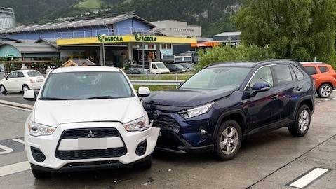 Lieferwagen rollt in Böschung – Verletzter bei Kollision in Schattdorf