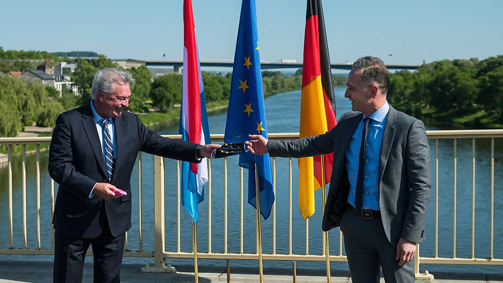 ARCHIV - Der luxemburgische Außenminister Jean Asselborn mit seinem Amtskollegen, Bundesaußenminister Heiko Maas (SPD, r). Foto: Oliver Dietze/dpa