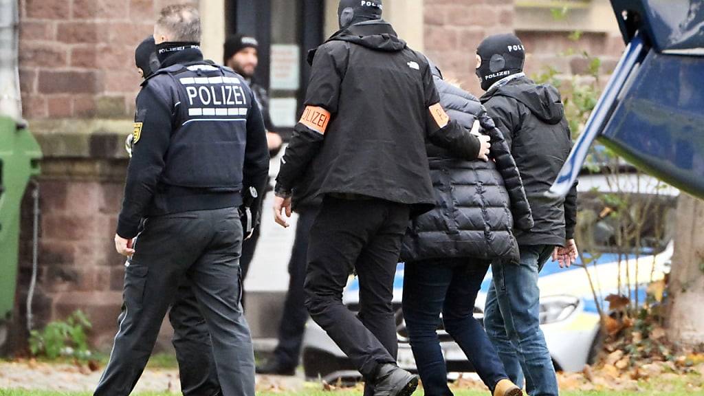 ARCHIV - Eine Person (2.v.r.) wird von Polizisten in Karlsruhe aus einem Hubschrauber gebracht. Die deutsche Bundesanwaltschaft hat nach der großangelegten Anti-Terror-Razzia gegen sogenannte Reichsbürger vor rund einem Jahr erstmals Anklage erhoben. Foto: Uli Deck/dpa