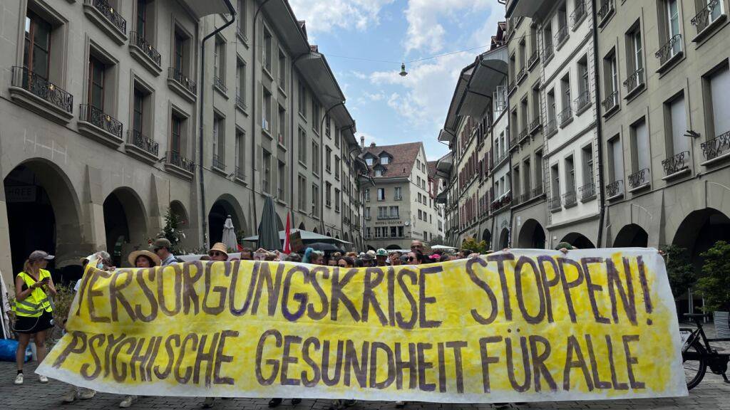 «Faire Versorgung, faire Tarife» und «Psychotherapie statt Bürokratie» forderten die Demonstrantinnen und Demonstranten lautstark auf ihrem Weg durch die Berner Altstadt.