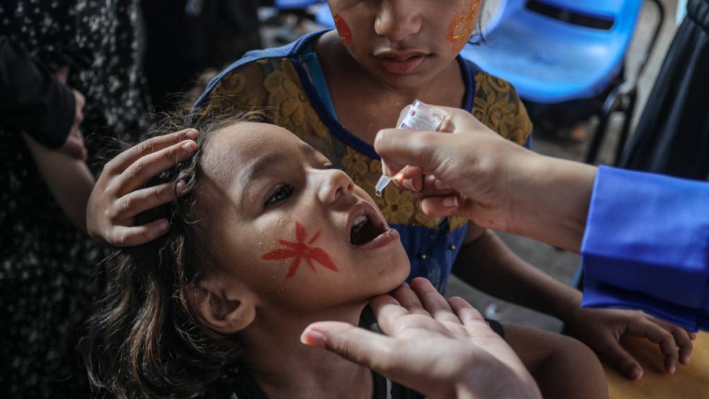 ARCHIV - Palästinensische Kinder erhalten Polio-Impfstoff-Tropfen (Archivbild). Foto: Abed Rahim Khatib/dpa