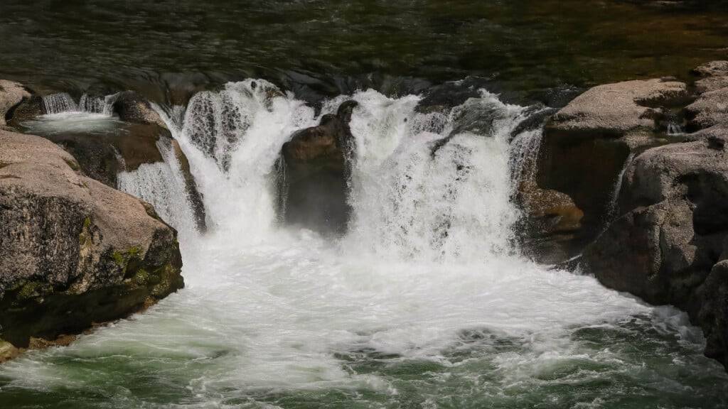 Beim Wasserfall Felsenegg an der Thur gab es schon mehrere tödliche Unfälle. Nun sollen bauliche Massnahmen die Gefahrenstelle etwas entschärfen. (Archivbild)