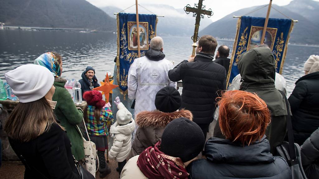 Nicht nur in Russland: Gläubige der russisch-orthodoxen Gemeinde wagen sich bei der Wasserweihe  in Melide in den Luganersee. G