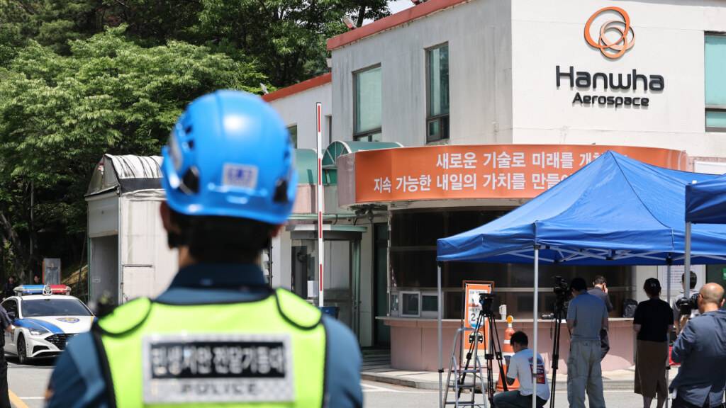 Der Eingang einer Anlage von Hanwha Aerospace wird nach einer Explosion kontrolliert. Foto: Kim Geum-bo/Newsis/AP/dpa