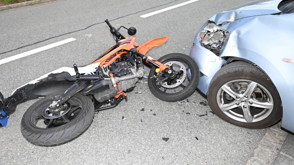 Ein 16-jähriger Jugendlicher wurde in Mels SG bei einem Zusammenstoss mit einem Auto verletzt.