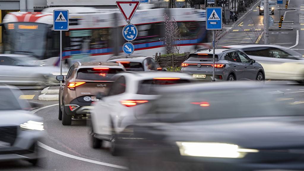 Autos auf dem Luzerner Bundesplatz: Das Agglomerationsprogramm will den öffentlichen und den Langsamverkehr fördern. (Archivaufnahme)