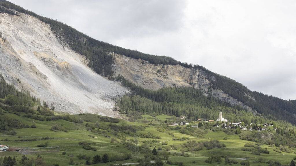 Die Bergsturz-Gefahr beim Bündner Dorf Brienz bleibt trotz Trockenheit angespannt. (Archivbild)