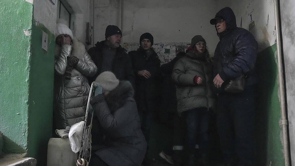 Für die Zivilisten in der Hafenstadt Mariupol sollen erneut Fluchtkorridore eingerichtet werden. Foto: Evgeniy Maloletka/AP/dpa
