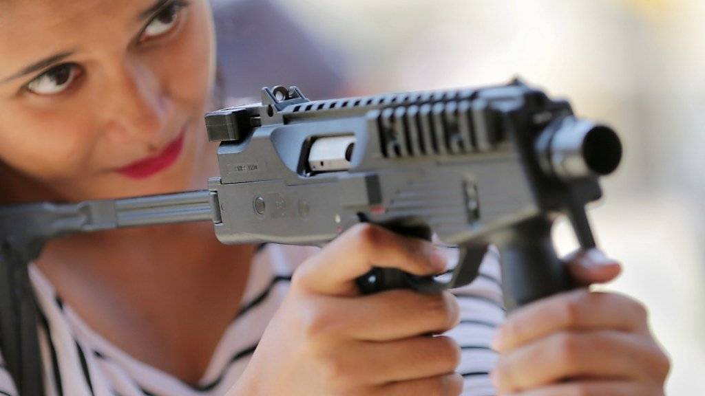 Eine indische Studentin mit einer Schweizer Maschinenpistole: Der Bundesrat will den Export von Waffen erleichtern. (Archivbild)