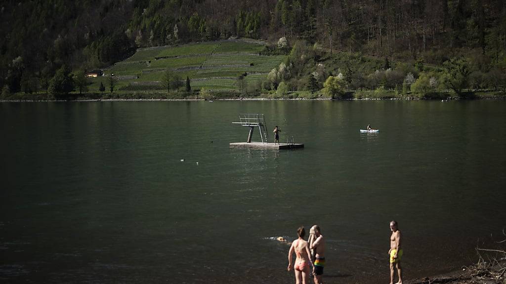 Menschen genossen Anfang April die sommerlichen Temperaturen am Walensee. (Archivbild)