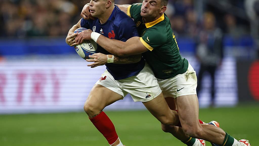 Südafrikas Jesse Kriel (rechts) hat seinen französischen Gegenspieler Matthieu Jalibert im Griff