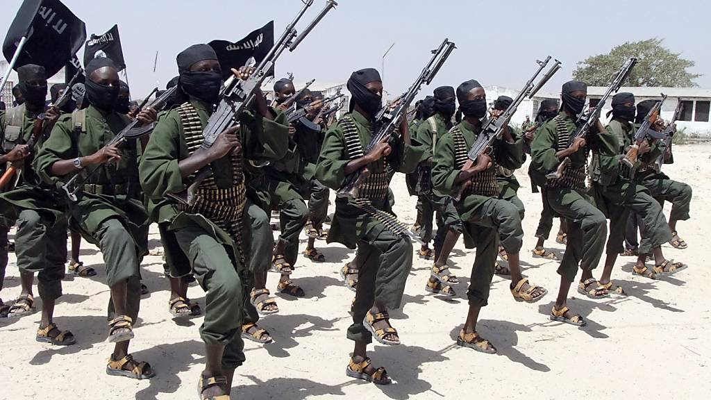 ARCHIV - Al-Shabaab-Kämpfern bei militärischen Übungen in Somalia. Die islamistische Terrorgruppe Al-Shabaab verübt seit Jahren immer wieder Anschläge in Somalia, dem 18-Millionen-Einwohner Land am Horn Afrikas. Foto: Farah Abdi Warsameh/AP/dpa