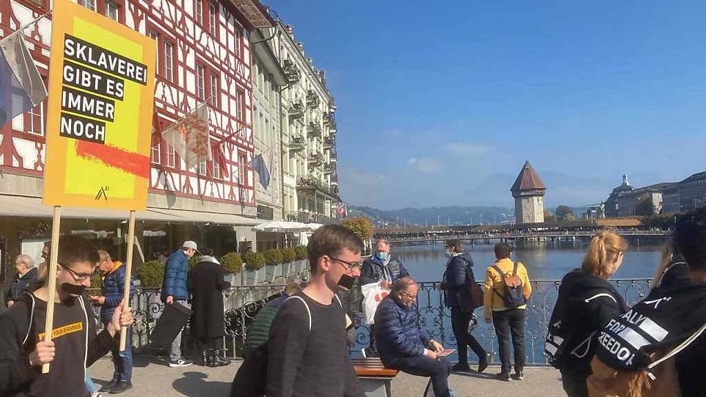 In mehreren Schweizer Städten - wie hier in Luzern - demonstrierten am Samstag Menschen bei stummen Märschen gegen Sklaverei und Menschenhandel.