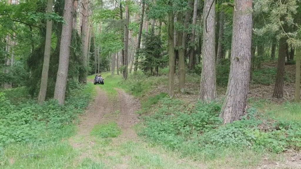 Besitzer gesucht: Auf der Flucht lassen Jugendliche 2 teure Kinder-Jeeps zurück