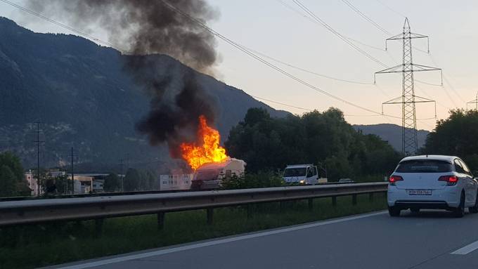 Wohnanhänger brennt auf der A13