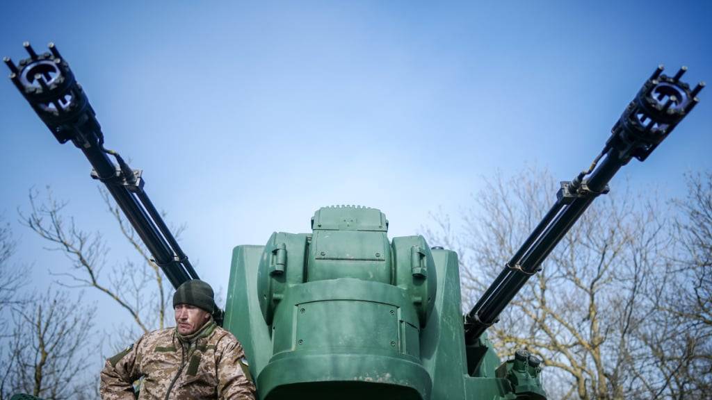 ARCHIV - Ein Flugabwehrpanzer des Typs Gepard steht mit seiner Besatzung in einer Stellung östlich von Odessa in der Ukraine. Der von Deutschland gelieferte Panzer wird zur Abwehr von feindlichen Drohnen, Flugzeugen oder Hubschraubern eingesetzt. Foto: Kay Nietfeld/dpa/Archiv