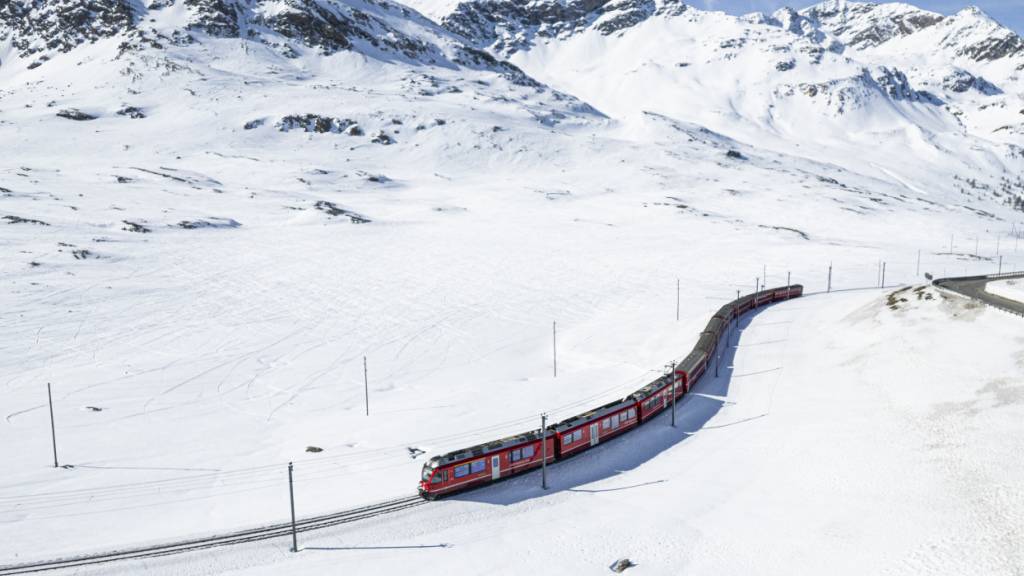 Die Fahrt mit der RhB über den verschneiten Berninapass zieht immer mehr Touristen an. Das Unternehmen muss deshalb handeln. (Archivbild)