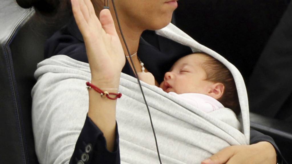 Bald auch in der Schweiz ohne negative finanzielle Folgen möglich: Die italienische Europaparlamentarierin Licia Ronzulli nimmt 2010 an einer Abstimmung im Europarat teil.