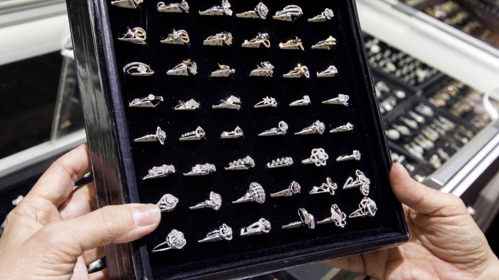 Silber nach Rekord über 80 Dollar unter Druck - Gold nahe Bestmarke