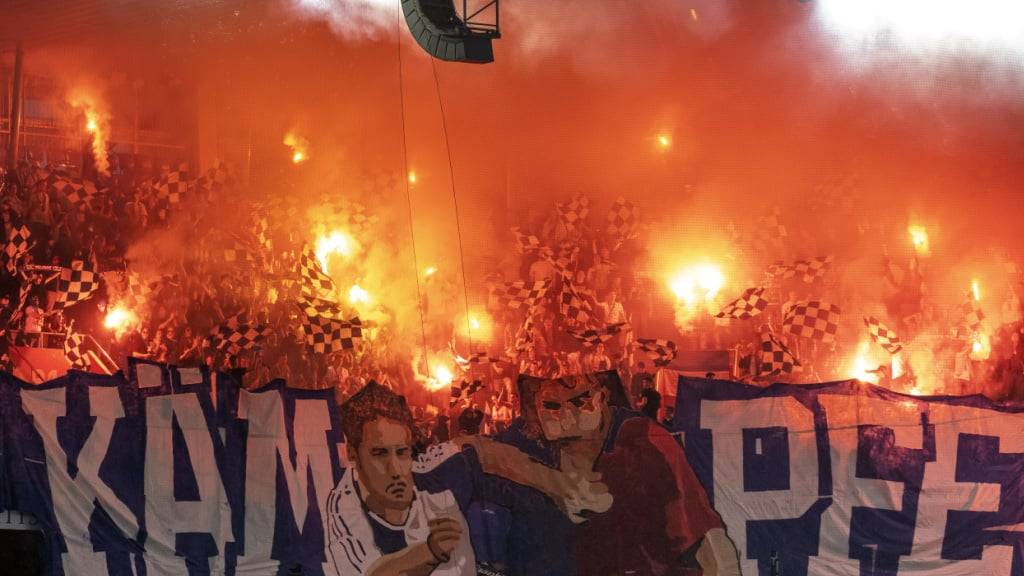 Im Oktober 2024 griffen FCZ-Fans Kontrahenten von GC an und stahlen Utensilien für eine Choreo (im Bild eine Choreo von einem Spiel Basel-GC). Nun verhaftete die Kantonspolizei Zürich vier tatverdächtige Männer. (Archivbild)