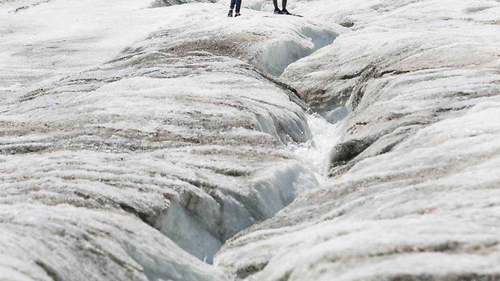 Ein Bach fliesst über den Theodul-Gletscher im Wallis Anfang August 2018 auf 3100 Metern Höhe. Mit der Sommerhitze war das Quecksilber auf 8 Grad gestiegen. (Archivbild)