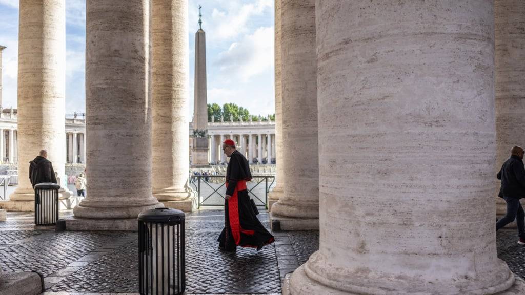 Der italienische Kardinal Pierbattista Pizzaballa geht zur Generalkongregation der Kardinäle im Vatikan. Am Mittwoch. 07.05.2025, beginnt das Konklave zur Wahl eines neuen Papstes. An diesem Dienstag kommen die Kardinäle ein letztes Mal zusammen, um die Wahl vorzubereiten. Foto: Oliver Weiken/dpa