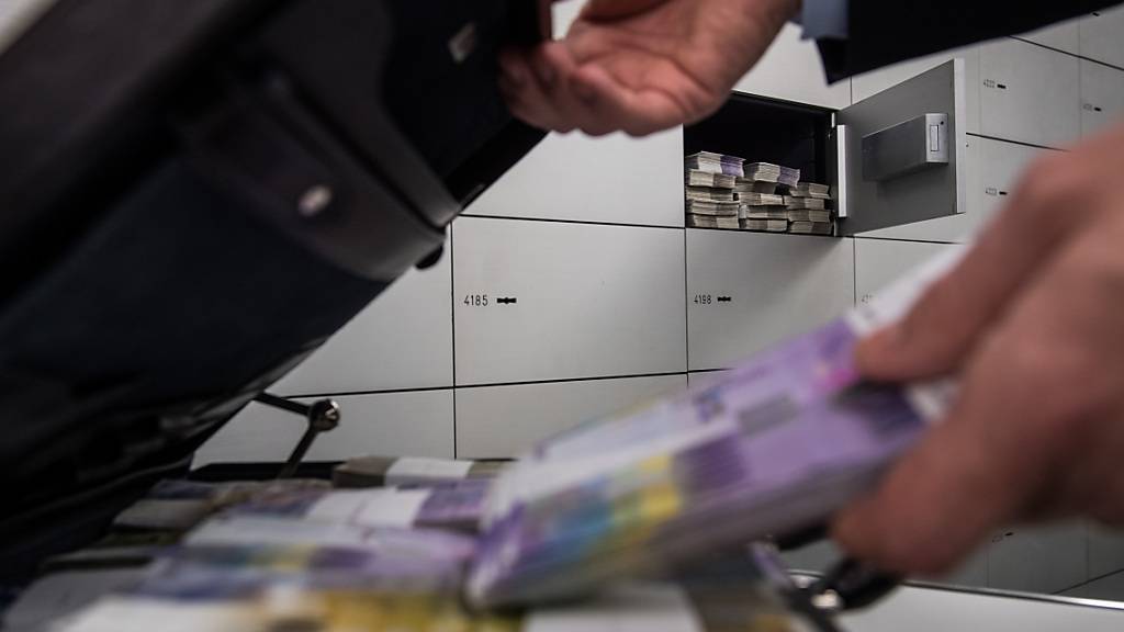 Im Kampf gegen die Geldwäscherei soll die Schweiz nicht ins Hintertreffen geraten. Der Nationalrat gibt der Vorlage des Bundesrats noch eine letzte Chance. (Themenbild)