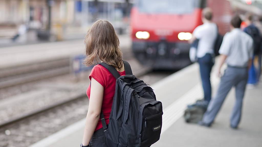 Für ihren Weg zur Berufsfachschule wenden Schweizer Jugendliche im Schnitt pro Tag 46 Minuten auf - nur für den Hinweg. (Archivbild)