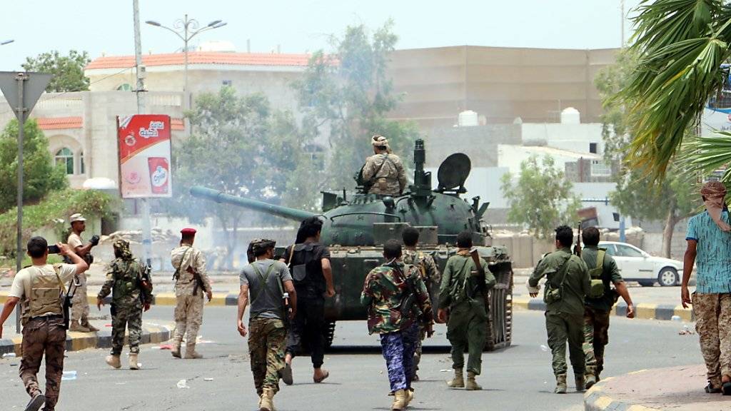 Kämpfer der Gruppe Sicherheitsring, die für einen unabhängigen Süd-Jemen eintritt, patrouillieren durch die Strassen von Aden. Die Separatistengruppe wird von den Vereinigten Arabischen Emiraten unterstützt.