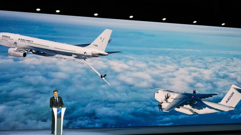 NATO-Generalsekretär Mark Rutte hält am Rande des NATO-Gipfels eine Rede zur Eröffnung des NATO-Verteidigungsindustrieforums. Foto: Hussein Malla/AP/dpa