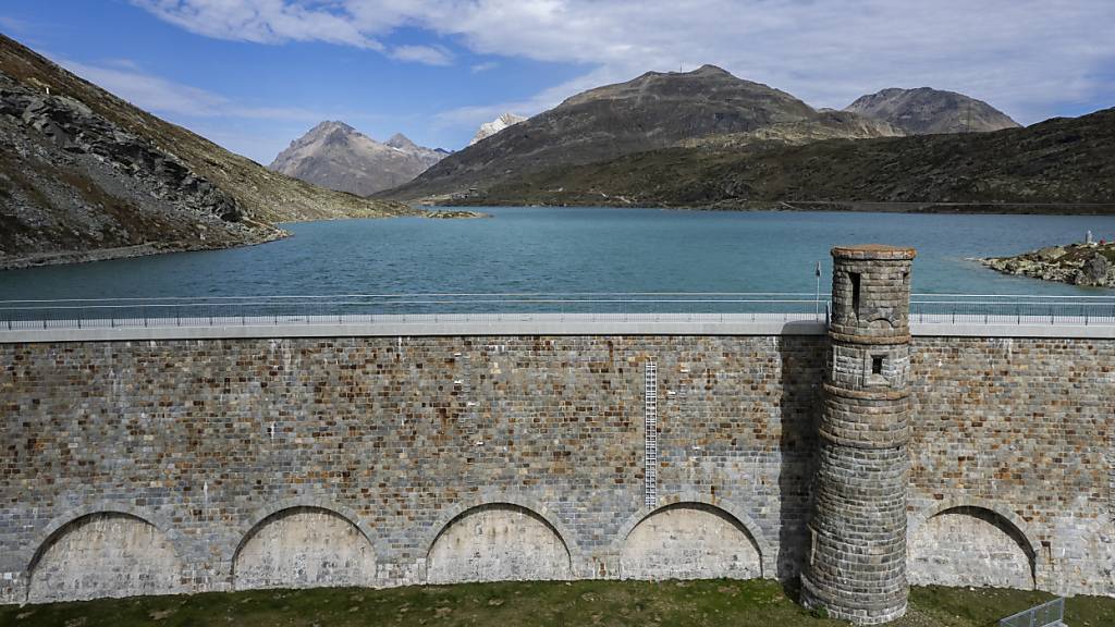 Blick auf die Staumauer des Energieunternehmens Repower am Lago Bianco auf dem Berninapass. (Archivbild)