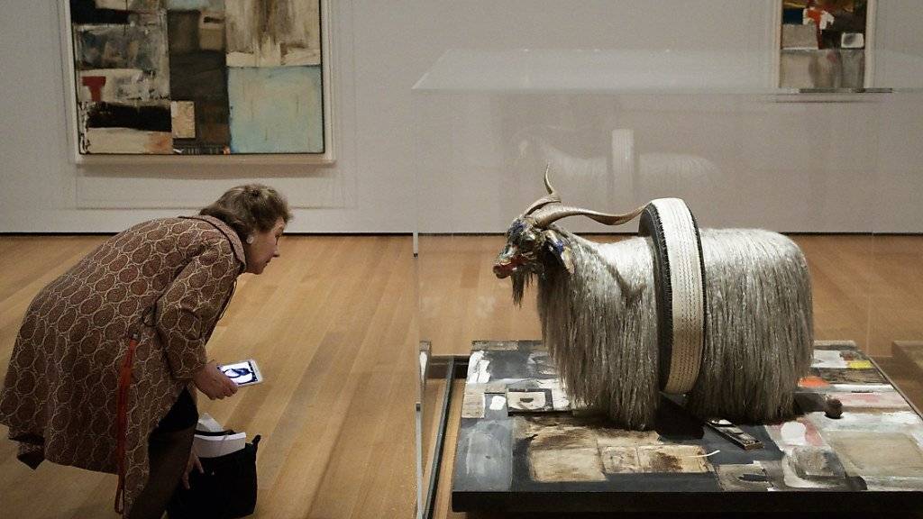 Eine Frau betrachtet die Skulptur «Monogram» in der Ausstellung «Robert Rauschenberg: Among Friends» im Museum of Modern Art in New York.