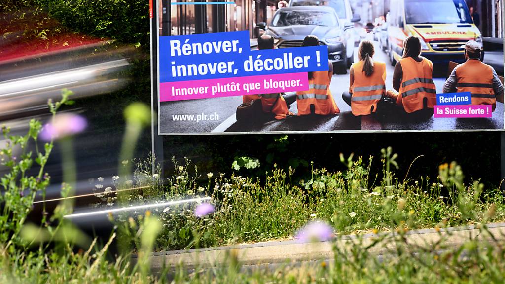 Stecken am meisten Geld in die Wahlen: Plakat der FDP in Sullens VD. (Archivbild)