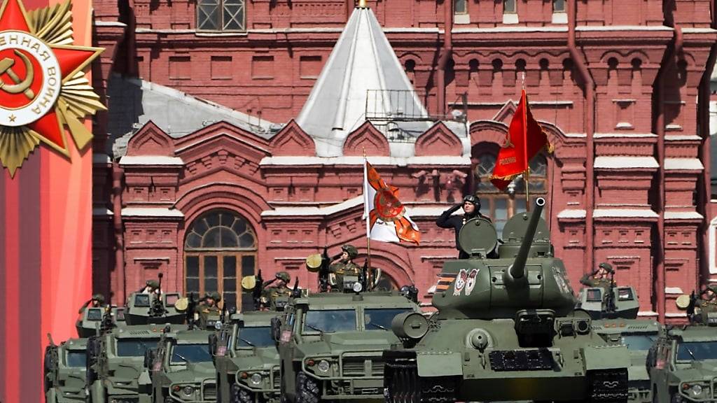 ARCHIV - Der legendäre sowjetische Panzer E-34 führt die Kolonne russischer Panzerfahrzeuge auf dem Roten Platz während der Militärparade zum Tag des Sieges, mit der der 78. Jahrestag des Endes des Zweiten Weltkriegs begangen wird, an. Foto: Pelagiya Tikhonova/M24/Moscow News Agency/AP/dpa