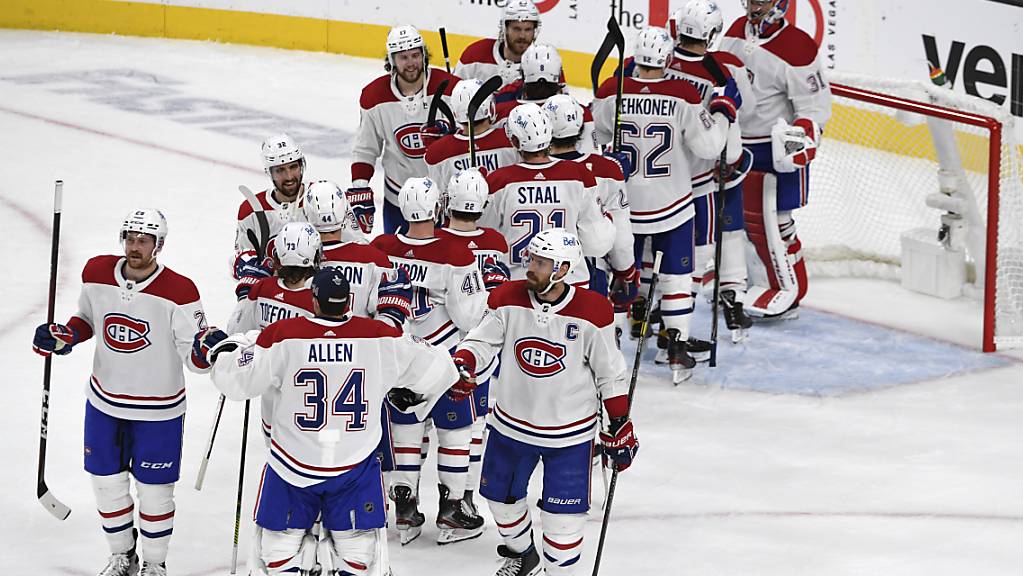 Die Spieler der Canadiens bedanken sich bei Goalie Carey Price für die starke Leistung