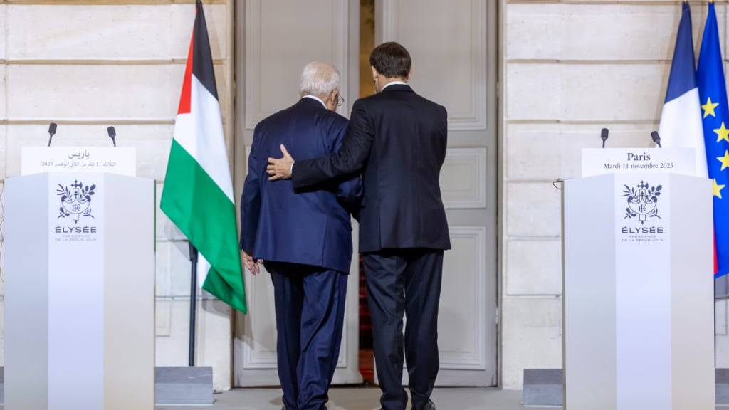 Der französische Präsident Emmanuel Macron, rechts, verlässt mit dem palästinensischen Präsidenten Mahmud Abbas nach einer gemeinsamen Erklärung den Elysee-Palast in Paris. Foto: Christophe Petit Tesson/EPA Pool via AP/dpa
