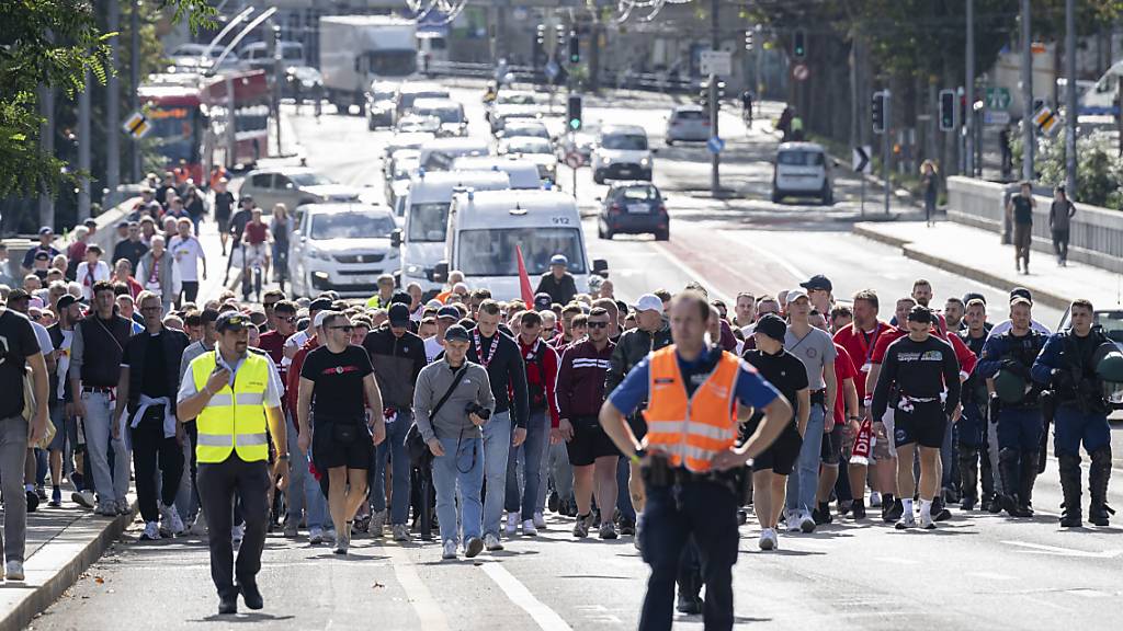 Anhänger von RB Leipzig auf dem Weg ins Berner Wankdorfstadion.