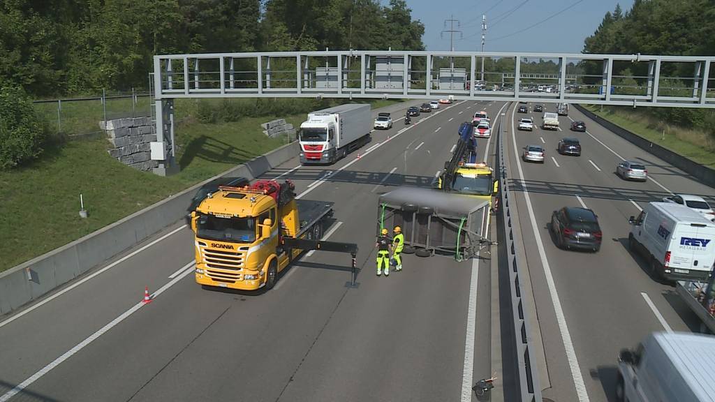 Lieferwagen mit Anhänger kippt auf A1 – Drei Spuren blockiert