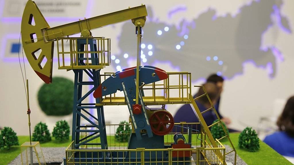 Modell einer Ölpumpe vor der russische Karte beim Erdölkonzern Gazprom: Russland ist bereit, weniger vom «schwarzen Gold» zu fördern. (Archivbild)