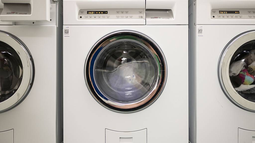 Beim Waschen von Textilien wie Satin oder Mikrofasern werden laut einer neuen Studie bisher noch kaum erforschte Partikel freigesetzt. (Archivbild)