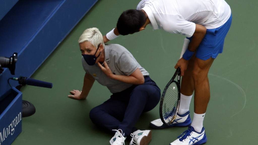 Der Topfavorit Novak Djokovic machte den Weg frei für einen neuen Grand-Slam-Champion, nachdem er mit einem Ball eine Linienrichterin getroffen hatte und deshalb disqualifiziert wurde