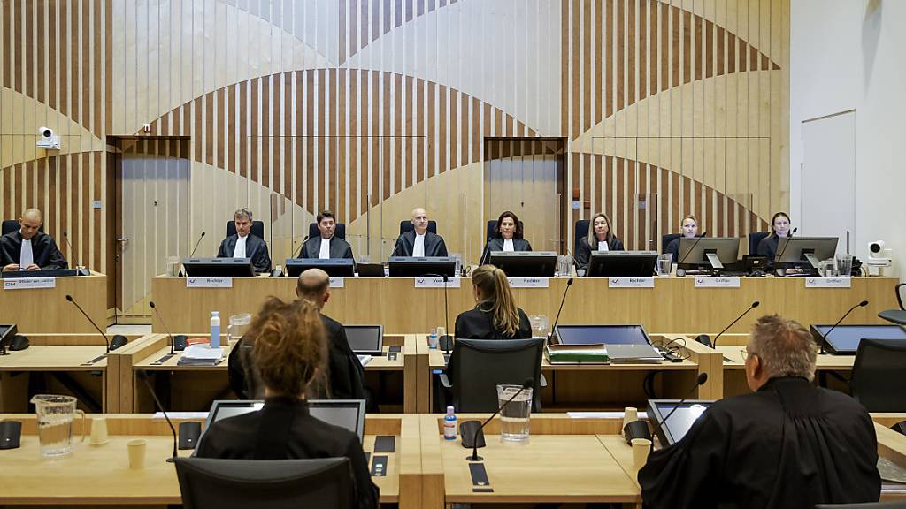 Richter Hendrik Steenhuis (4.v.l), Vorsitzender der Gerichtsverhandlung im Fall des Absturzes von Flug MH17, eröffnet die dritte Sitzung. Foto: Robin Van Lonkhuijsen/ANP/AP Pool/dpa