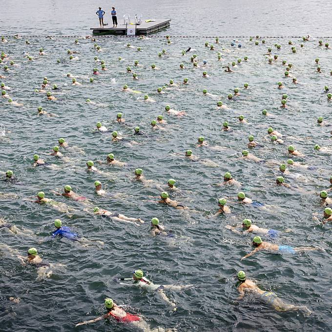 8558 Schwimmerinnen und Schwimmer überqueren in Zürich den See