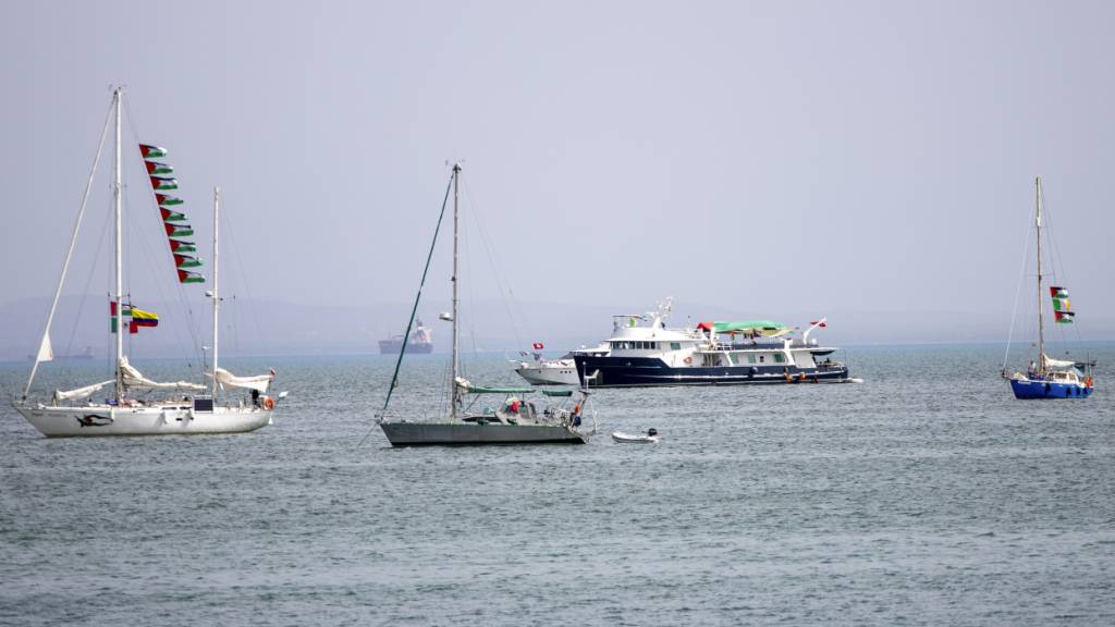 ARCHIV - Boote der Global Sumud Flotilla auf dem Weg nach Gaza ankern vor der K ̧ste von Sidi Bou SaÔd in Tunis. Foto: Str/AP/dpa